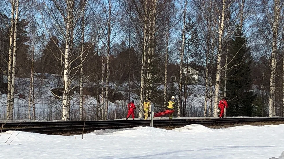 Räddningstjänsten är på väg ned till älven. 