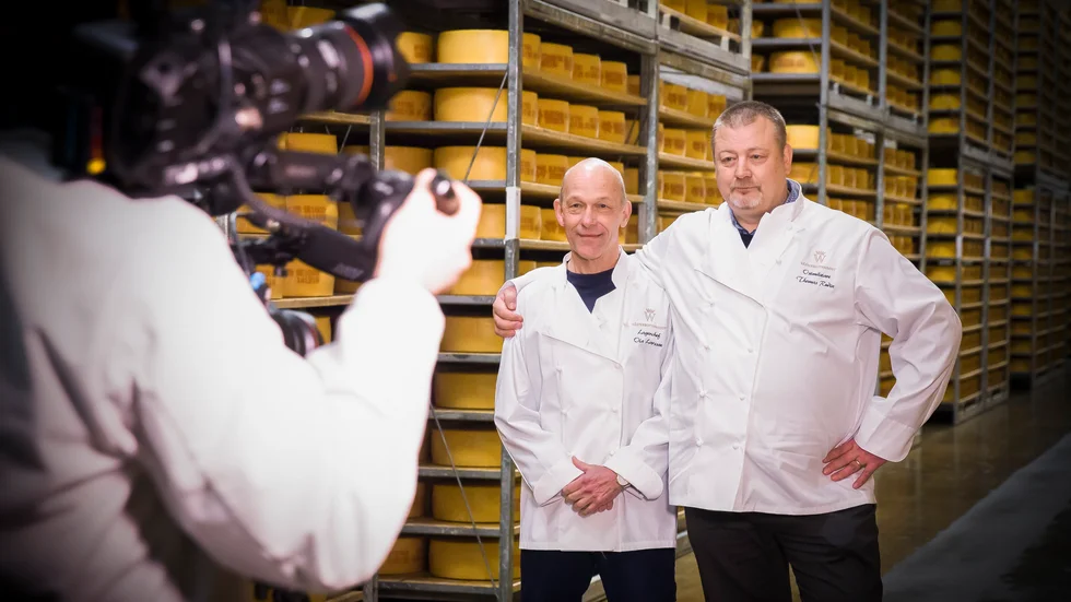 Ola Larsson och Thomas Rudin berättar om Västerbottensost för Great Big Storys filmteam.