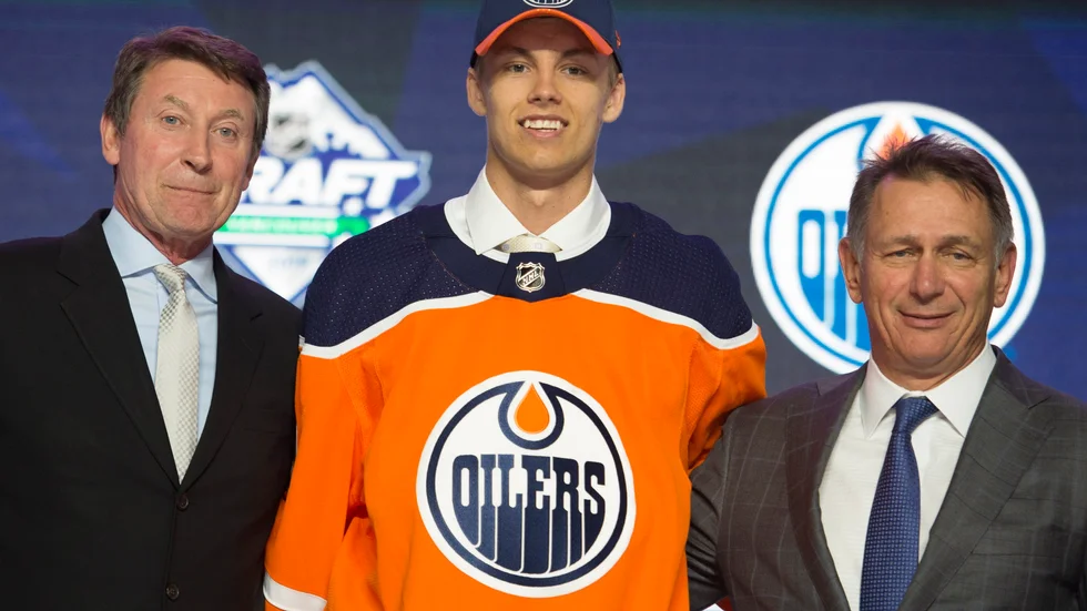 Philip Brobergs första bild i NHL-sammanhang blev tillsammans med legendaren Wayne Gretzky samt Edmonton Oilers nye General Manager, Ken Holland. 