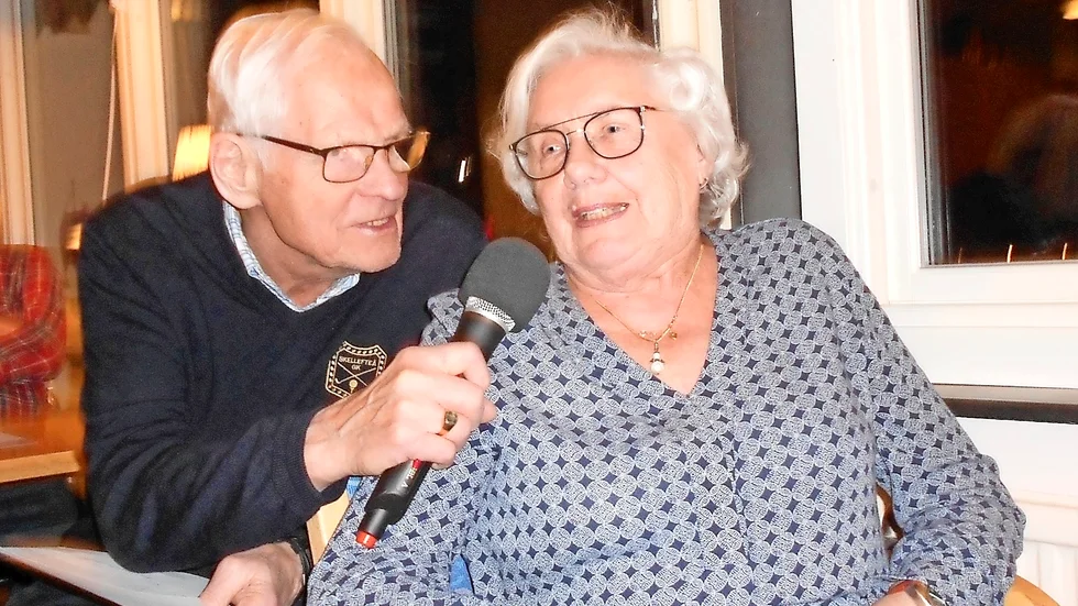 Bosse Löfbom frågar Yvonne Lindkvist vilken låt hon vill höra.          