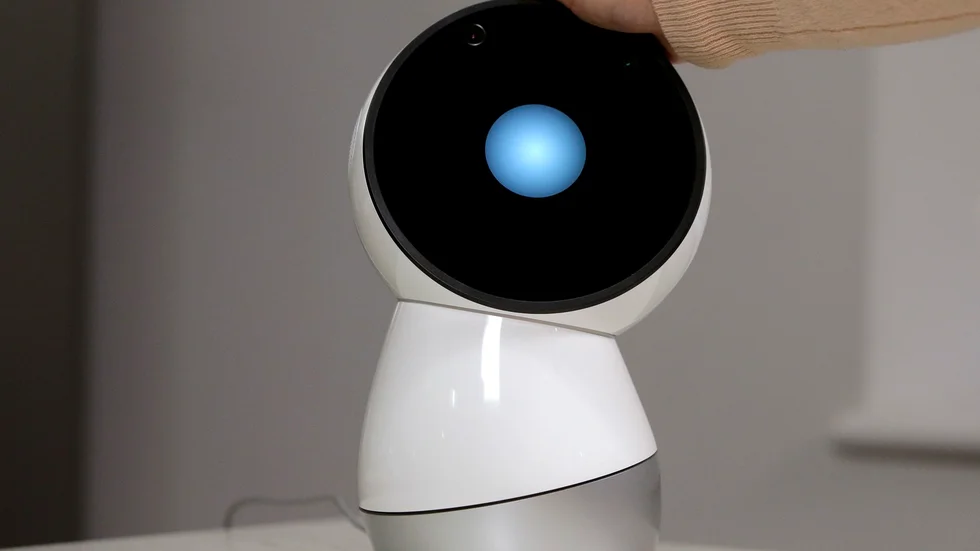 Framöver kommer arbetsmarknaden att översköljas av nya, osynliga kollegor: De digitala robotarbetarna.