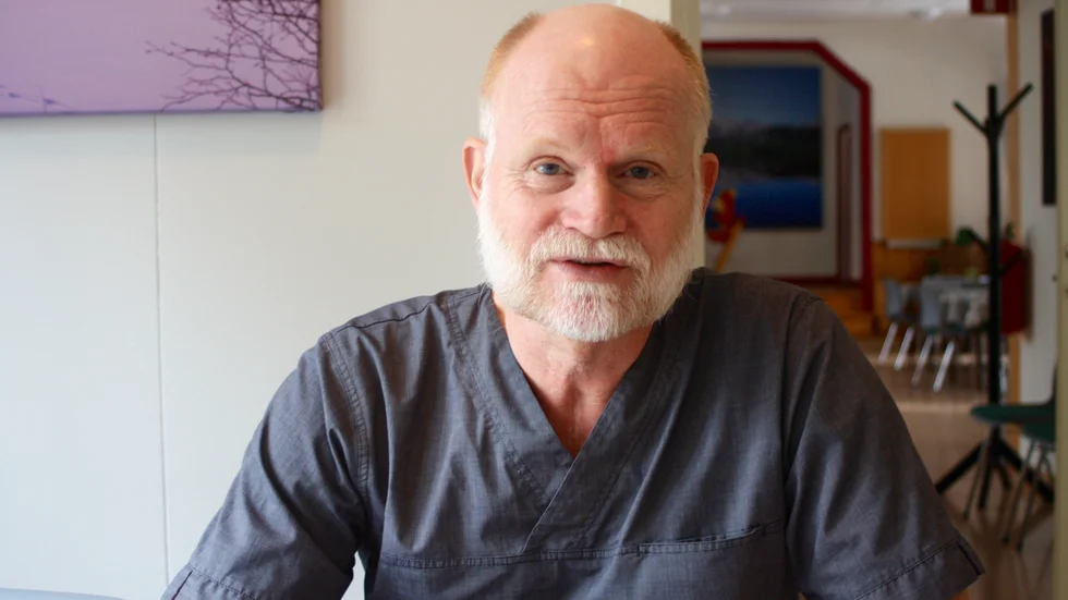 – Redan för sju år sedan när vi köpte lokalen som nykterhetslogen 4737 Stjärnan haft i byn började vi spåna kring att öppna en klinik här, berättar Anders Sundh. 