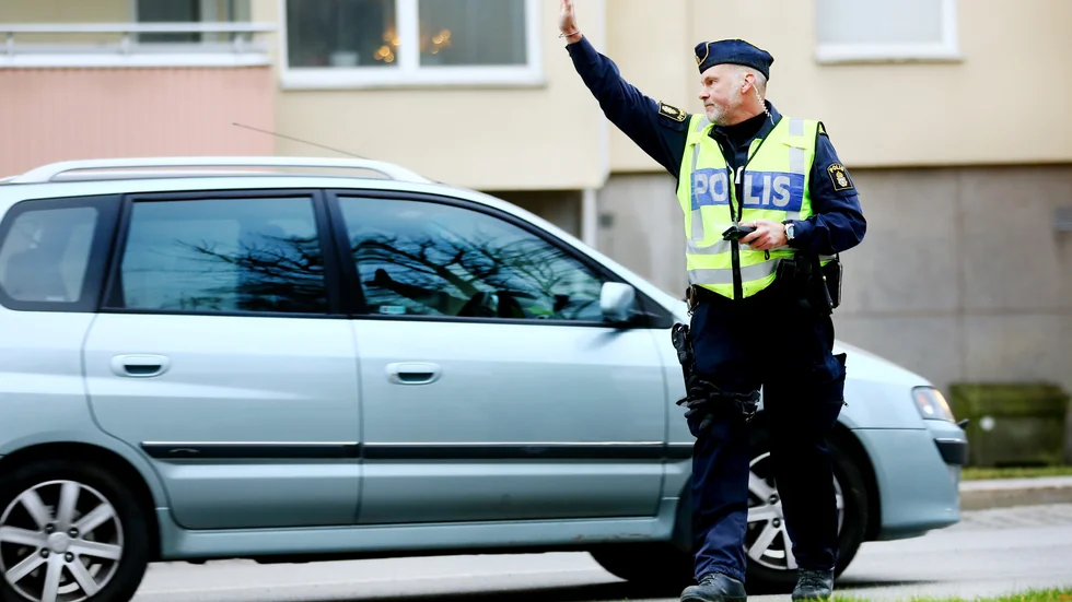 Nykterhetskontroll på Krongatan och inspektör Tomas Bonn på trafikpolisen i Eskilstuna är i full färd att vinka in trafikanter.