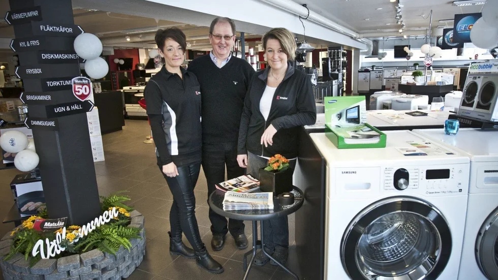 Mats Åke Lindahl i butiken tillsammans med döttrarna Lena Adolphson och Mona Johandahl. Bilden är från 2012. Arkivbild: Per A Adsten/VK. 