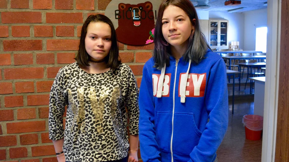Saga Svahn och Signe Norén är några av eleverna som fick lyssna till Åke Lundgrens berättelse.