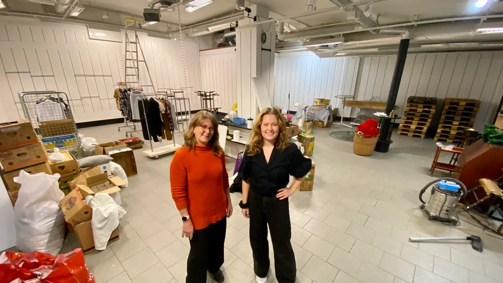Det råder febril aktivitet i Glad rags tidigare lokal. Katarina Thuresson och Josefin Johansson ser fram emot Pingstkyrkans second hands centrumbutik.