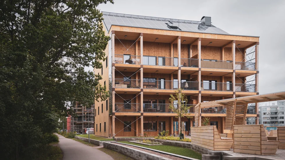 Byggen i trä, med solpaneler och mycket annan utrustning. Det är spännande byggplaner för Herrstorpet som presenteras av Johan Ehrenberg, vd på ETC bygg.