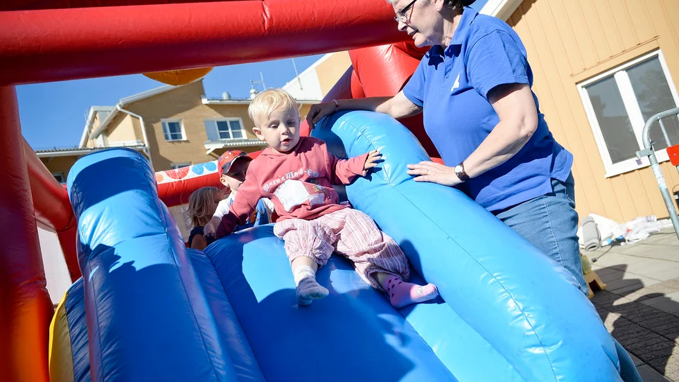 Lek och skoj. Kian Zingmark 3 år gillade att åka rutschkana. Ester Dragseth, Astma och allergiföreningen i Skellefteå hjälper till. Foto: Carina Kvist.