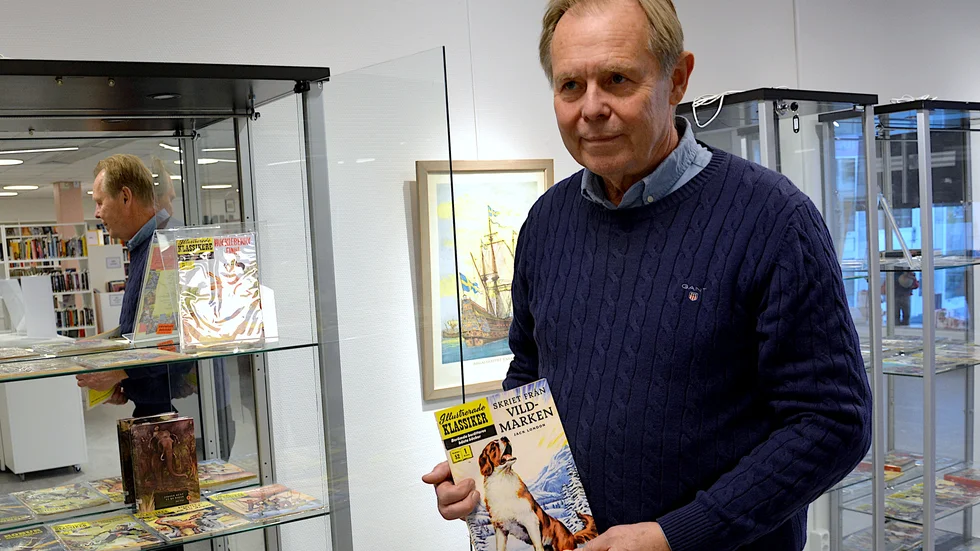 Krister Kronzell ställer ut sin samling Illustrerade klassiker på Västerviks stadsbibliotek. "Den här var ju väldigt bra", säger han om Jack Londons "Skriet från vildmarken".