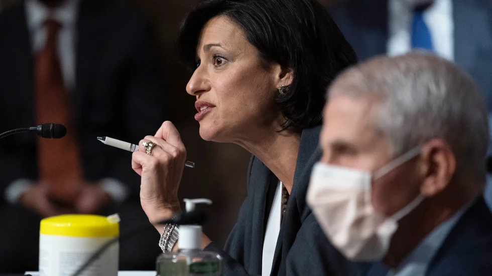 Rochelle Walensky (mitten) meddelade rekommendationen om en tredje vaccindos för alla vuxna. Arkivbild.