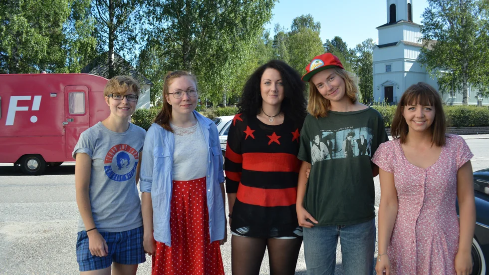 Feminister. Fr v Karin Jonsson Sandström, Sofia Håglin, Emilia Blom, Kajsa Markström och Elin Loord från Fi besökte Malå, Norsjö och Skellefteå i går.