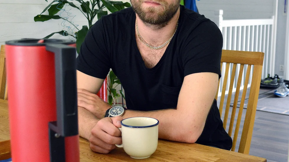 Vilar ut. Jon Persson kopplar av över en kopp kaffe i föräldrahemmet i Norsjö. Den här gången blev det en knapp vecka i Norsjö.