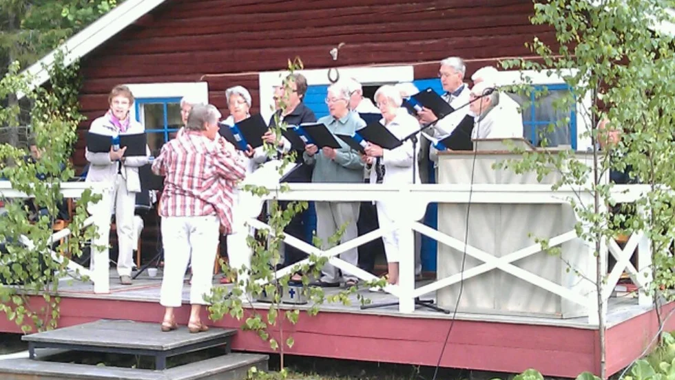 Unison. Sjöng flera sånger kompade på gitarr och dragspel.