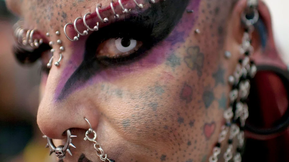 Vampire woman. Mexikanskan som var en framgångsrik advokat men efter att ha tatuerat sig, slipat till huggtänderna och satt in titaniumplattor på skallen är hon numera en så kallad "video jockey". Som en Dj, fast med musikvideor istället för bara musik.