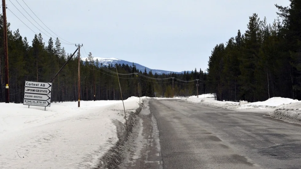 Vägen mellan Arjeplog och Slagnäs är i det närmsta bar, och är långt ifrån ensam om att vara det. Föreslagen bildtext: Senaste tidens blida har slitit hårt på snötäcket och isarna kring Arjeplog. Vägen mellan Arjeplog och Slagnäs är i det närmsta bar, och är långt ifrån ensam om att vara det. Foto: Sofie Abrahamsson