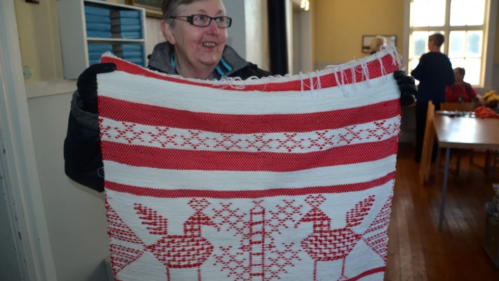 Mona Eriksson visar upp en typisk karelsk matta. Foto: Britta Stenberg