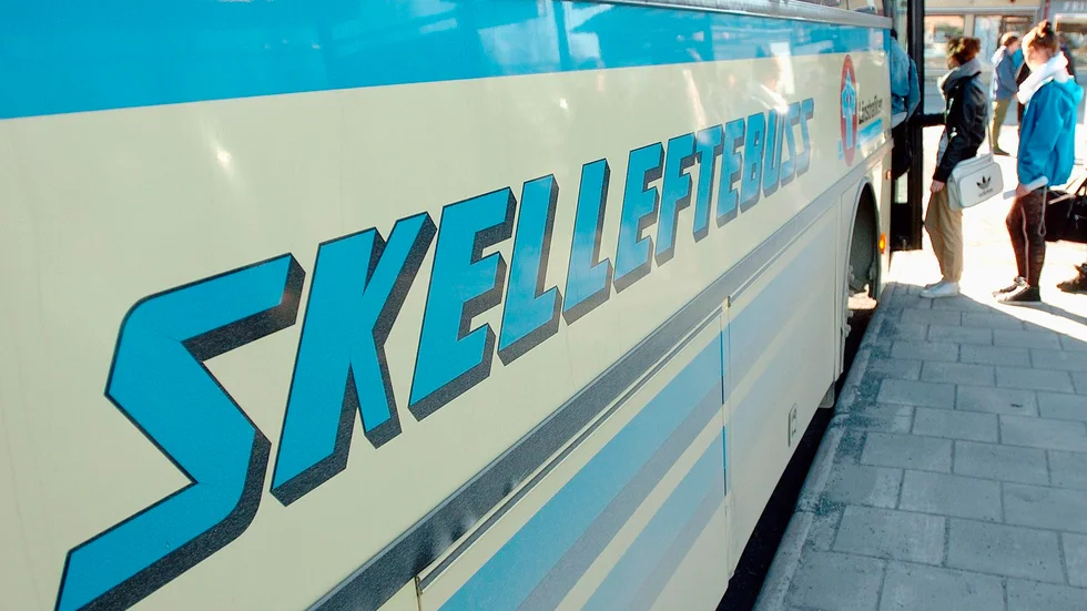 Begränsat. Ungdomar kan inte köpa periodbiljett på bussen.
