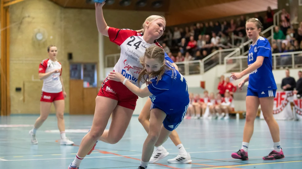 En bild på Juni Funnmark från när Vadstenas flicklag tog sig vidare från steg tre i USM tidigare i år. Då spelades matcherna i sporthallen i Vadstena.