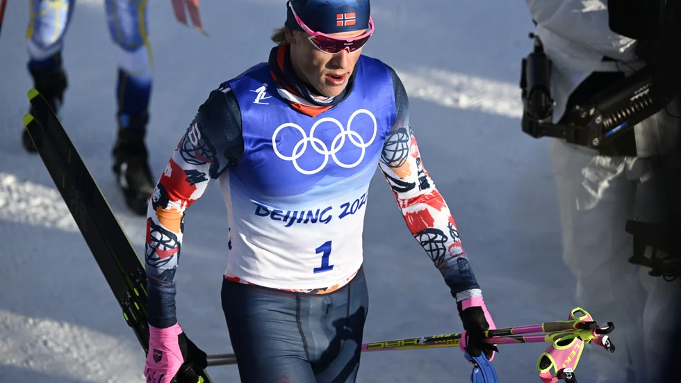 Norges Johannes Høsflot Klæbo efter målgång i herrarnas skiathlon under vinter-OS i Peking 2022.