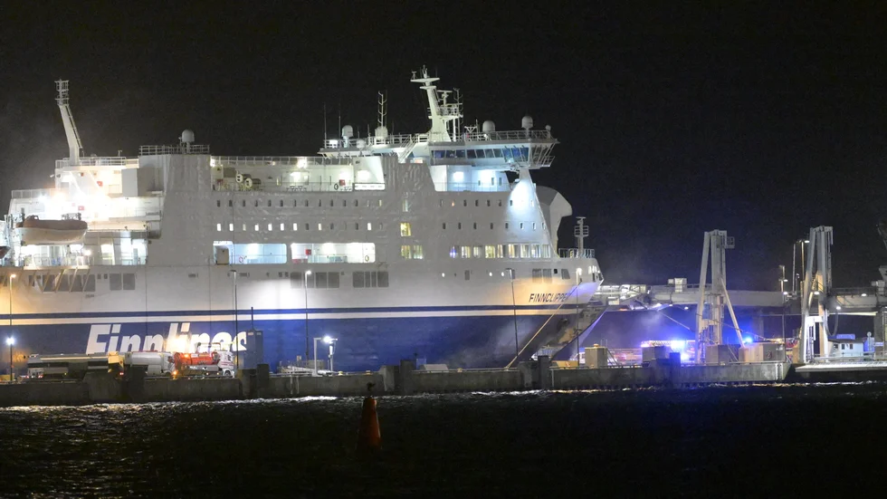 Räddningstjänsten och polisen har varit på plats vid Tysklandsfärjan Finnclipper i hamnen i Malmö i samband med en brand på bildäck på onsdagskvällen.