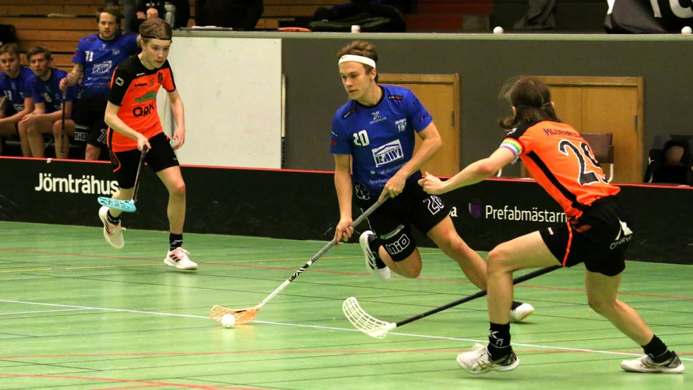 Johan Svanold och Öjebyns IBF har gott självförtroende inför playoff-matcherna mot Bergnäset. Speciellt eftersom att man besegrat Luleåklubben med 6–3 och 11–4 i grundserien av division 2. (Arkivbild)