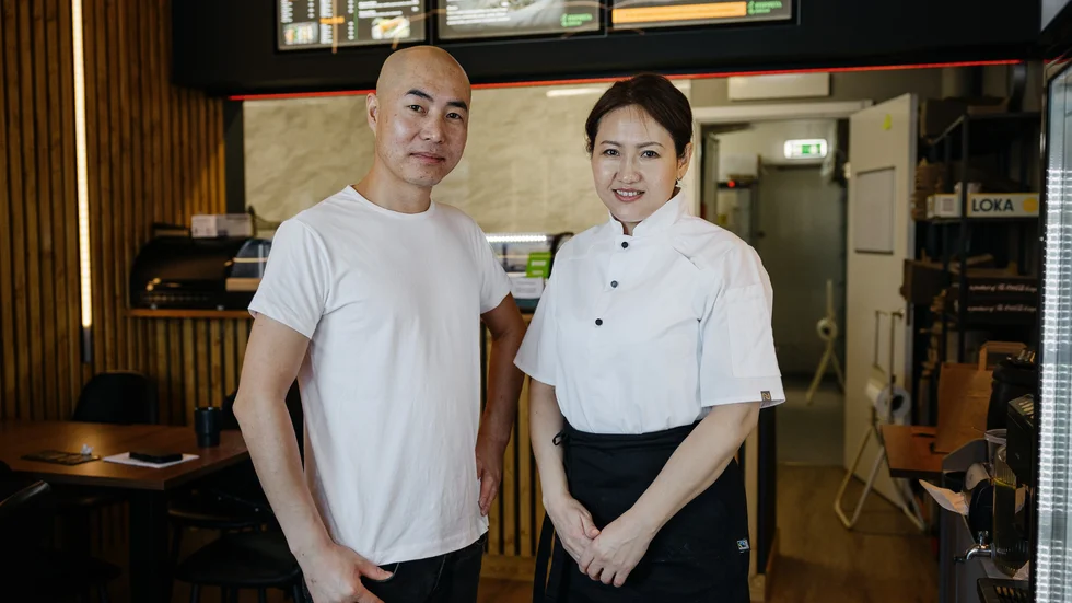 Anabade Anabade är företagsutvecklare och Khishignyam Baasandulam är vd och verksamhetschef för Storvreta Sushi Bar som öppnade den 11 januari i år.