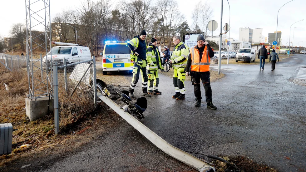 En person ska ha kört in med sin bil i signalljuset vid järnvägsövergången på Gillbergavägen.