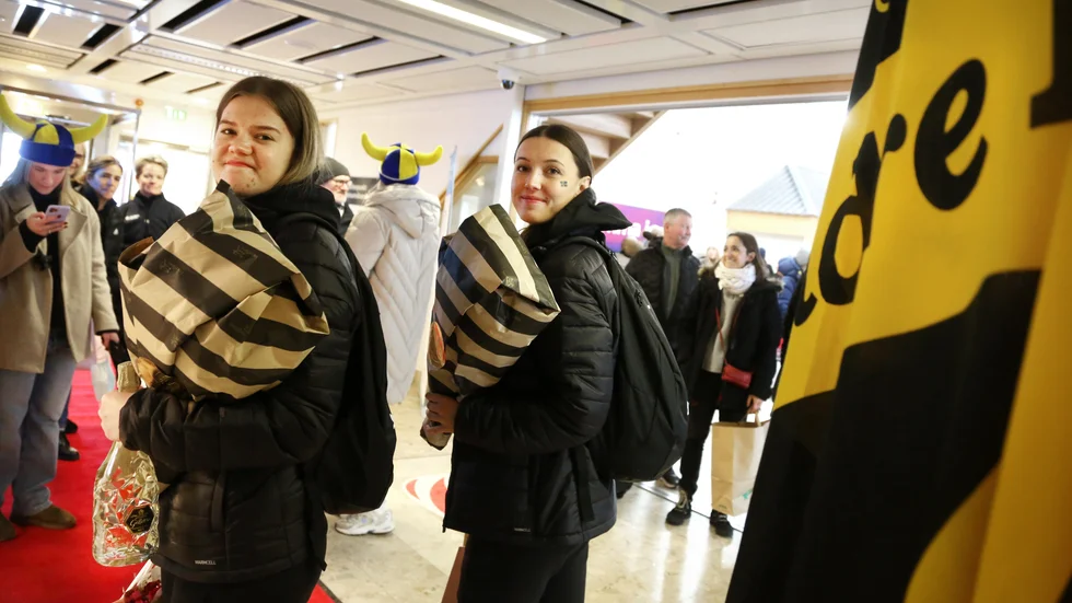 Ellen Bäckstedt och Frida Görtz blev firade på Visby flygplats vid hemkomsten.