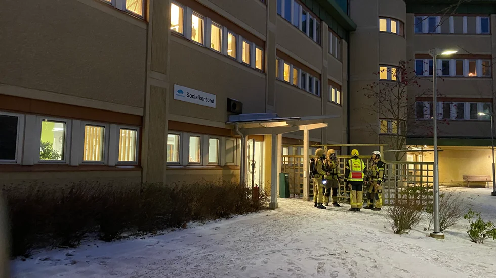 Polis och räddningstjänst larmades till socialkontoret i Motala på onsdagen. En person är misstänkt för grov mordbrand.