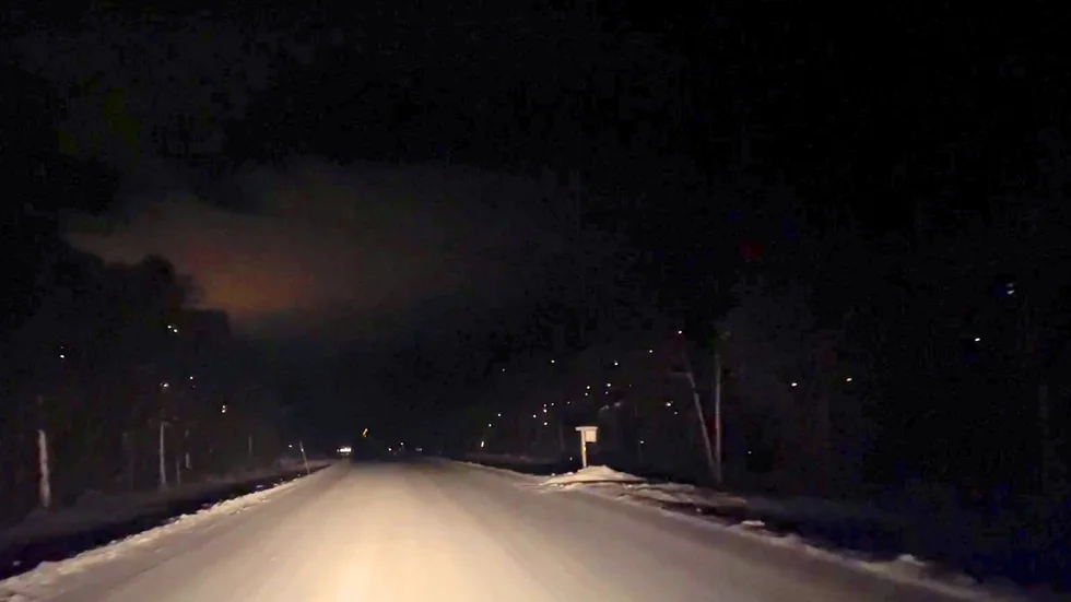 Reflexerna sprider ljus på vägen i Väskinde.