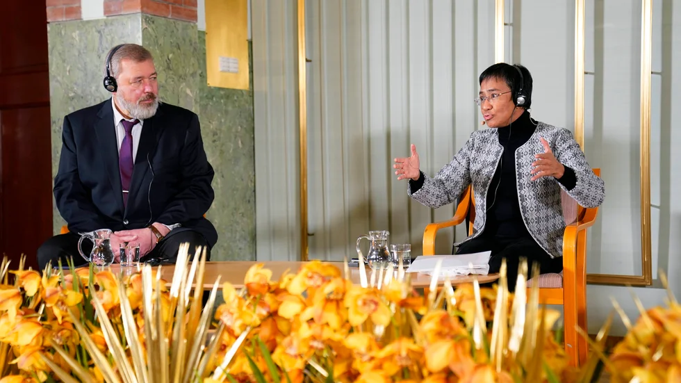 Fredspristagarna Dmitrij Muratov, till vänster, och Maria Ressa, till höger, i Oslo.