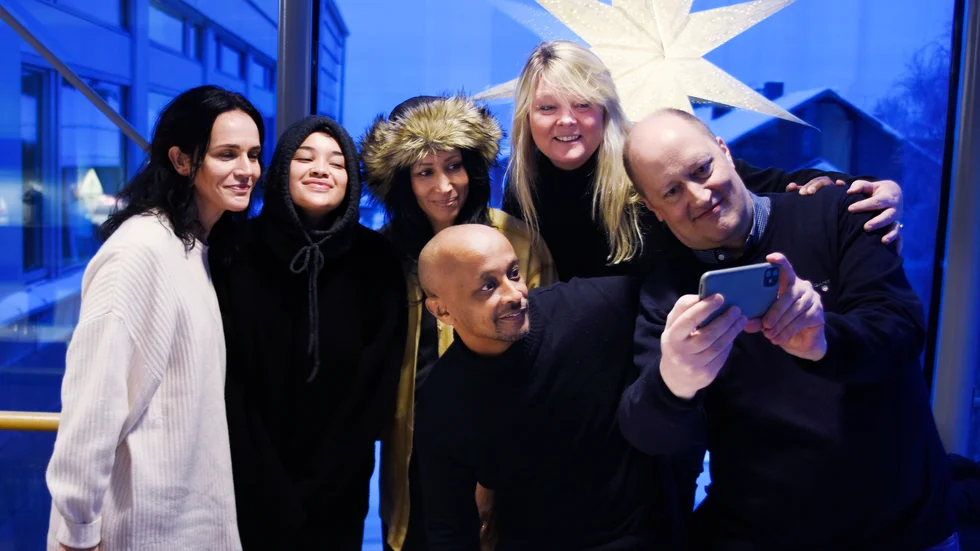 Storband. Kerstin Ryhed, Daniela Rathana, Titiyo, Britta Bergström, Daniel Lemma och Joakim Mildner tar en bild nöjesredaktionens Instagram (@duonoje).