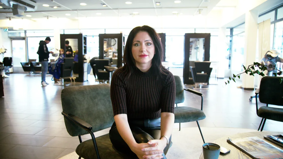 Nancy Yussef på en av sina arbetsplatser, en frisörsalong vid Östercentrum.