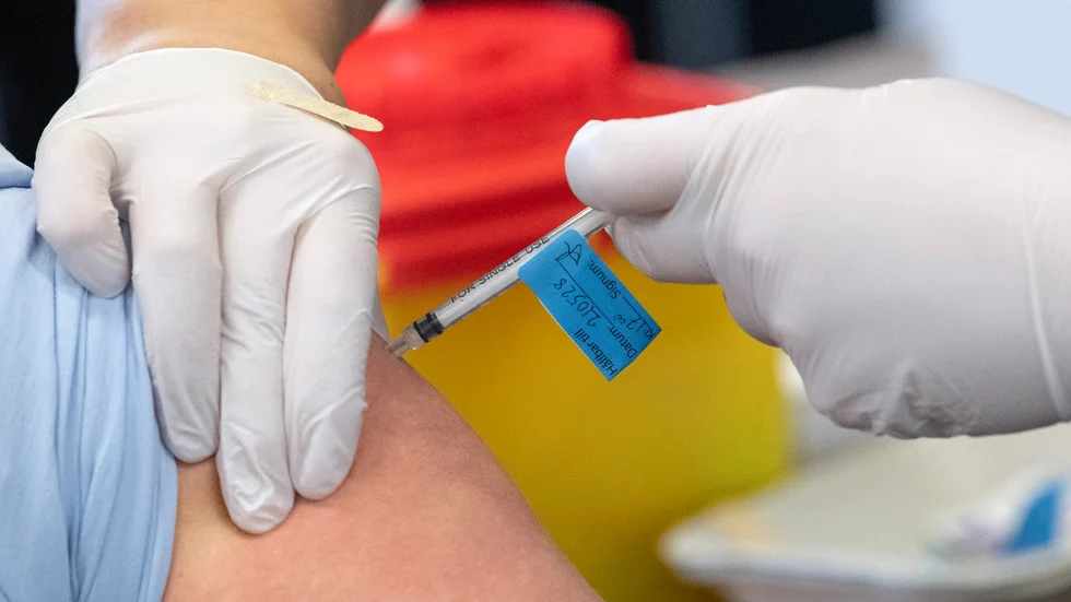 Vaccinerade som smittas med covid-19 sprider viruset vidare i mindre utsträckning än ovaccinerade eftersom de är sjuka en kortare period, enligt ny amerikansk studie. Arkivbild.