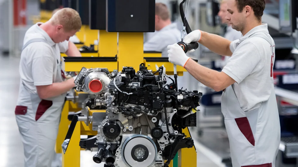EU:s mål att stoppa all tillverkning av bensin- och dieselmotorer till 2035 kan radera ut hundratusentals arbetstillfällen, varnar branschen. Arkivbild.