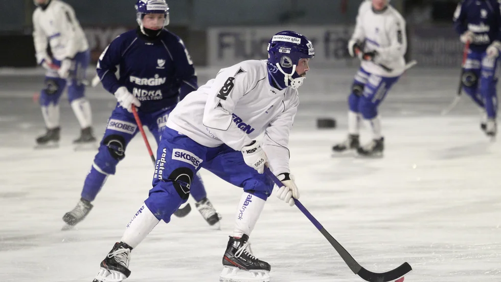 När Nicklas Ögren är avstängd får Olle Nordlund kliva ner och spela libero. En roll som han haft förr men som hanmenar ändå känns lite ovan.