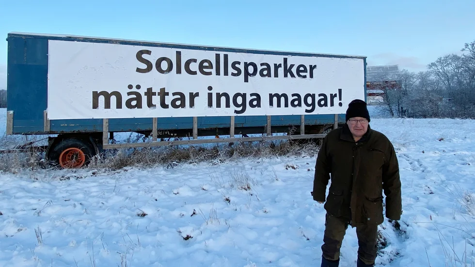 Lars-Gunnar Sandin har satt upp solcellsbanderollen vid E4:an. "Det här är bra åkermark som ska användas för vår livsmedelsförsörjning", säger han.