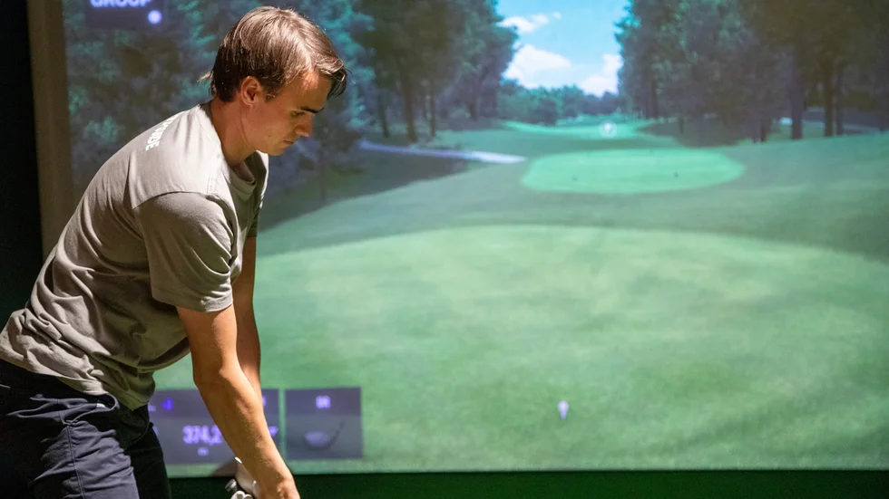 Jesper Sandborg, Landeryds GK, är en av cirka 100 spelare som i vinter tävlar om stora prispengar i golfsimulator. Efter första varvet av tre ligger han delad femma.