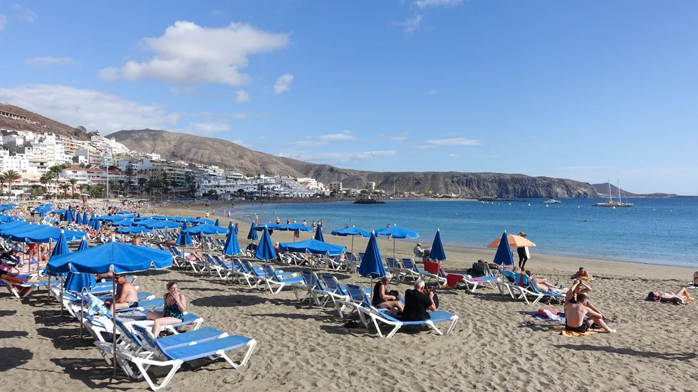 Turister på Teneriffa i fjol. Omikronvarianten har inte avskräckt resande i jul. Arkivbild.