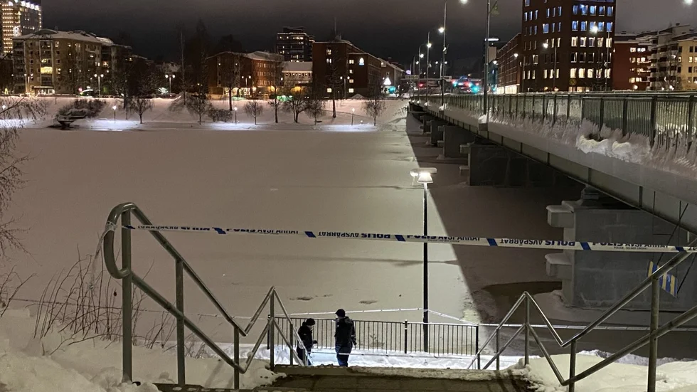 Fem män i 20-årsåldern är anhållna misstänkta för brottet.