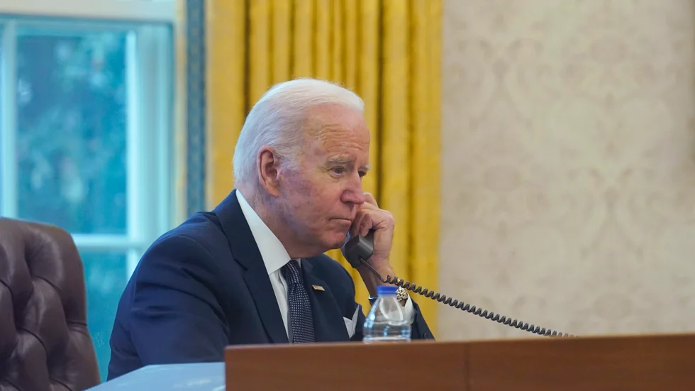 USA:s president Joe Biden har återigen pratat med Ukrainas president Volodymyr Zelenskyj. Bilden togs när de två pratades vid den 9 december 2021.