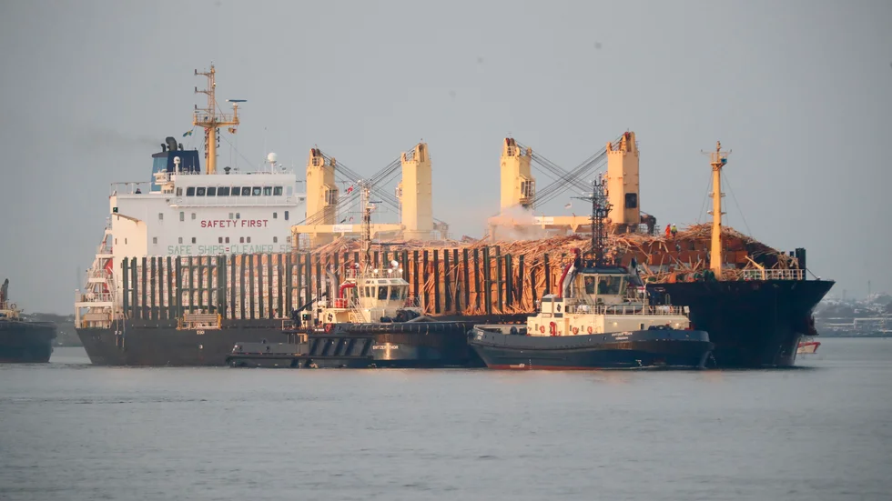 Almirante Storni bogseras till kaj i Göteborgs hamn. Bilden togs den 11 december.