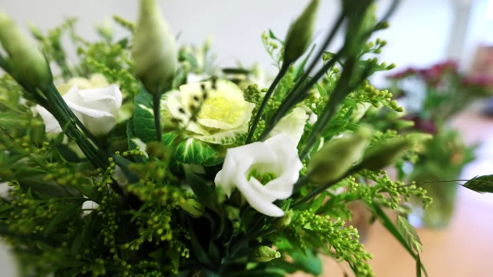Blommor och gräs. I den här buketten skymtar lite gräs bland blommorna. Något som Lovisa Tegnevik hoppas kunna göra i debuttävlingen i Stockholm.