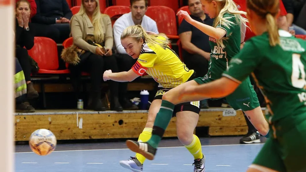 Linnea Mellblom krutar på och sätter avgörandet.