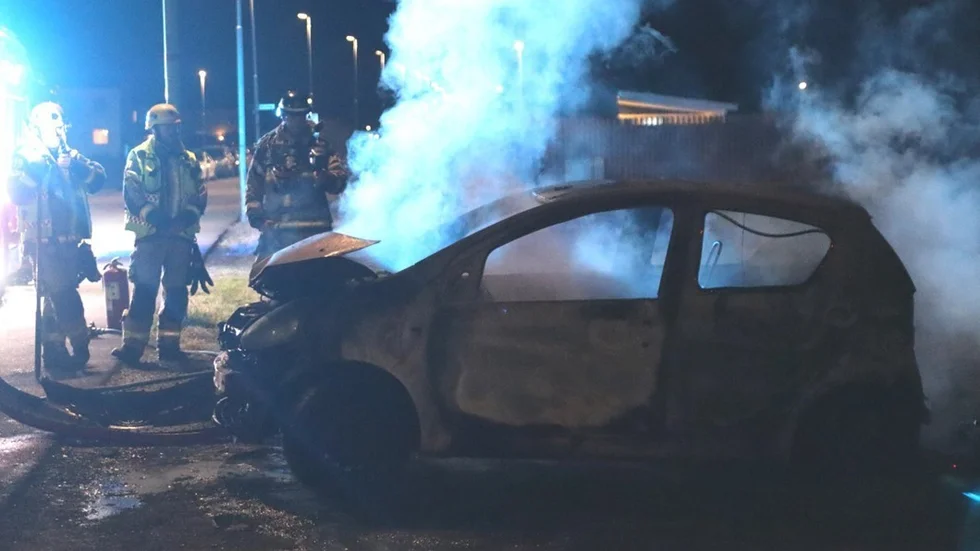 Sent på fredagskvällen började bilen på bilden brinna i Hageby.