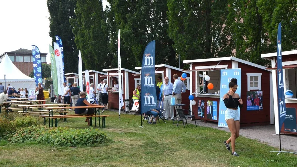 Det är politiktätt i lilla Almedalen på Kristinaplatsen.