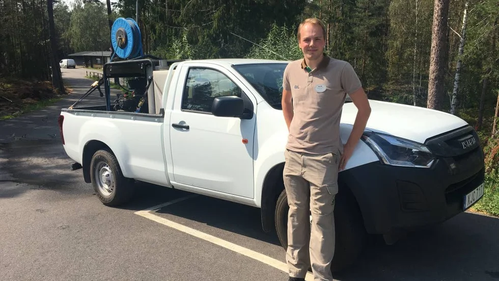 Pressansvarige Rickard Sjödén vid Kolmårdens Djurparks egen lilla brandbil,med en vattentank för första insatsen.