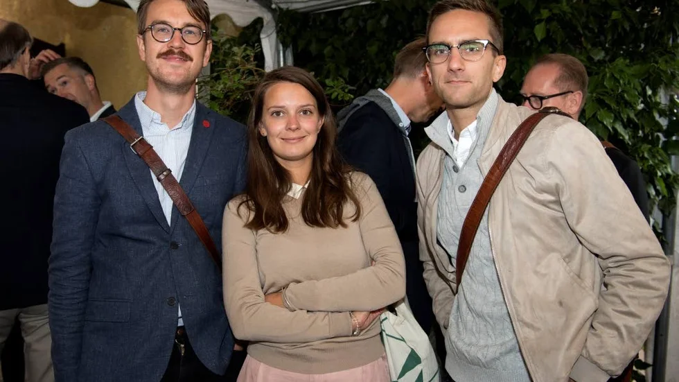 Här ser vi Isak Skogstad (t.h.) lämpligt nog tillsammans med Petter Adahl och Isabell Ekvall från S på TT: s mingel i Visby i somras.