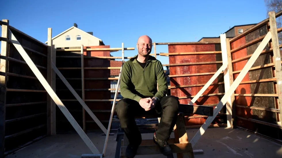 Jesper Forsberg på jobbet som yrkeslärare, där han lär ungdomar att bli snickare.