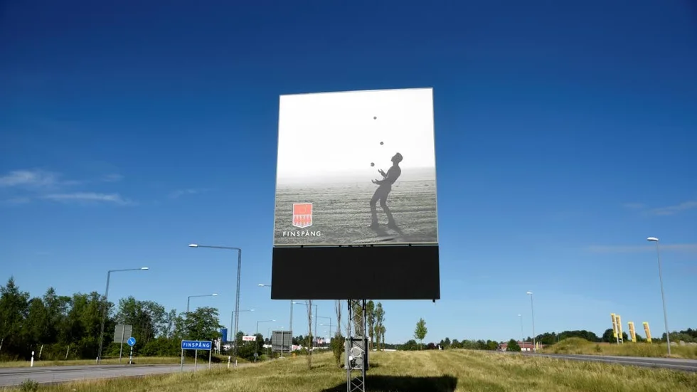 De som kommer från Norrköpingshållet och kör in i Finspång möts numera av den här gigantiska skärmen.
